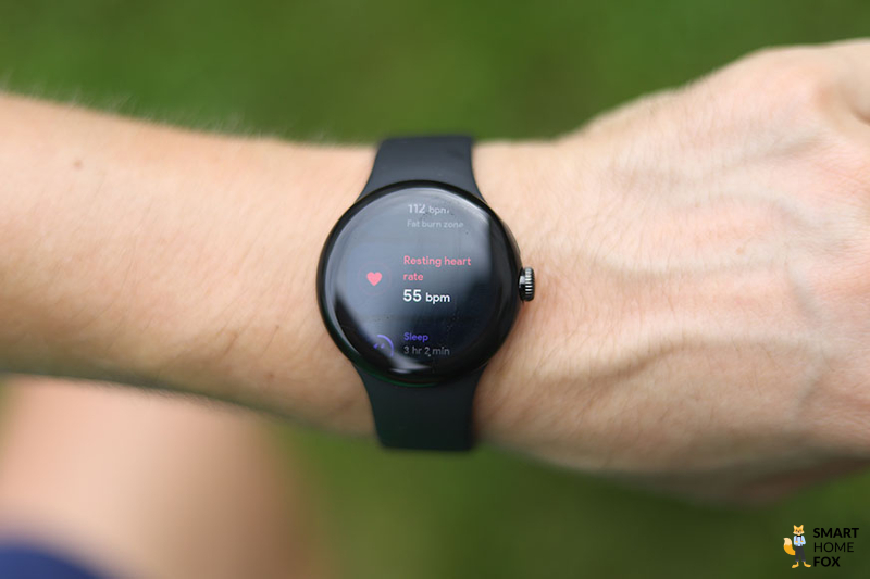 Man sieht die Herzfrequenz auf der Google Pixel Watch.